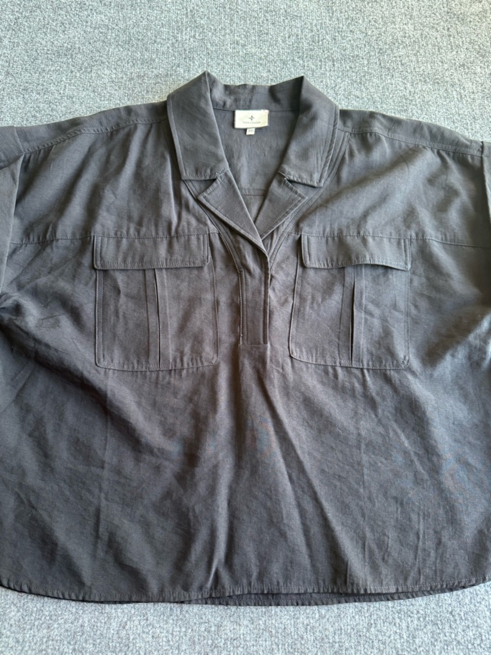 Tuckernuck Short Sleeve V-Neck Button Up Blouse Black XXL - Picture 2 of 8